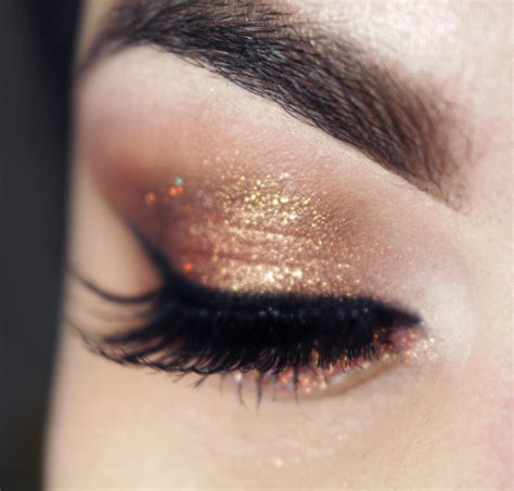 A Touch of Magic: Incorporating Glitter and Shimmer into Your Eye Shadow Routine